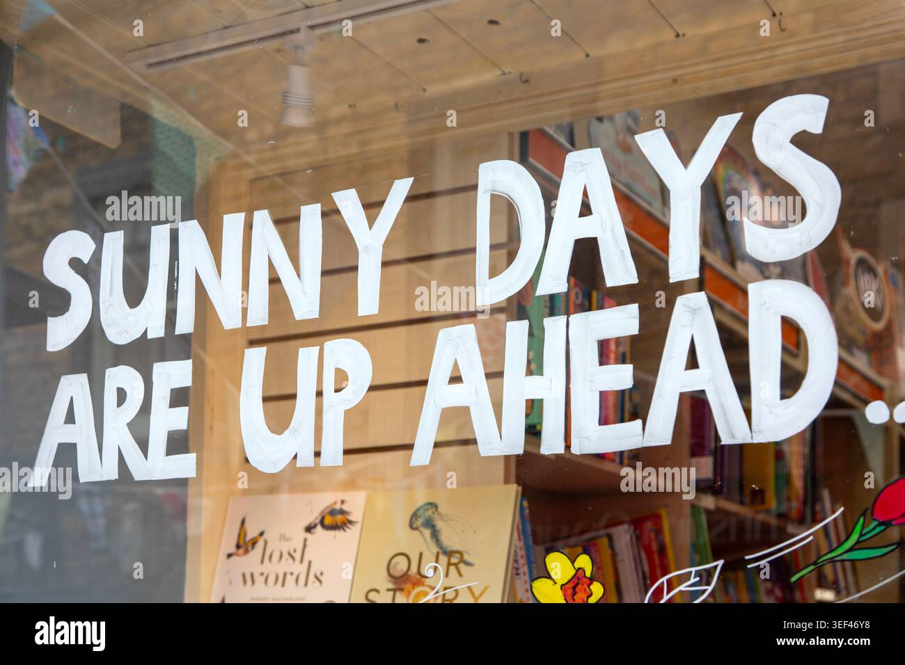 Sonnige Tage sind vor uns, Schild im Glasladen-Fenster, Frome, Somerset, England, Großbritannien Stockfoto