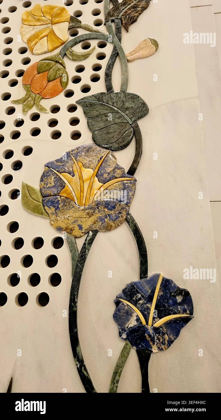Blumeneinlage aus Halbedelsteinen im Inneren der Scheich-Zayed-Moschee in Abu Dhabi, VAE Stockfoto