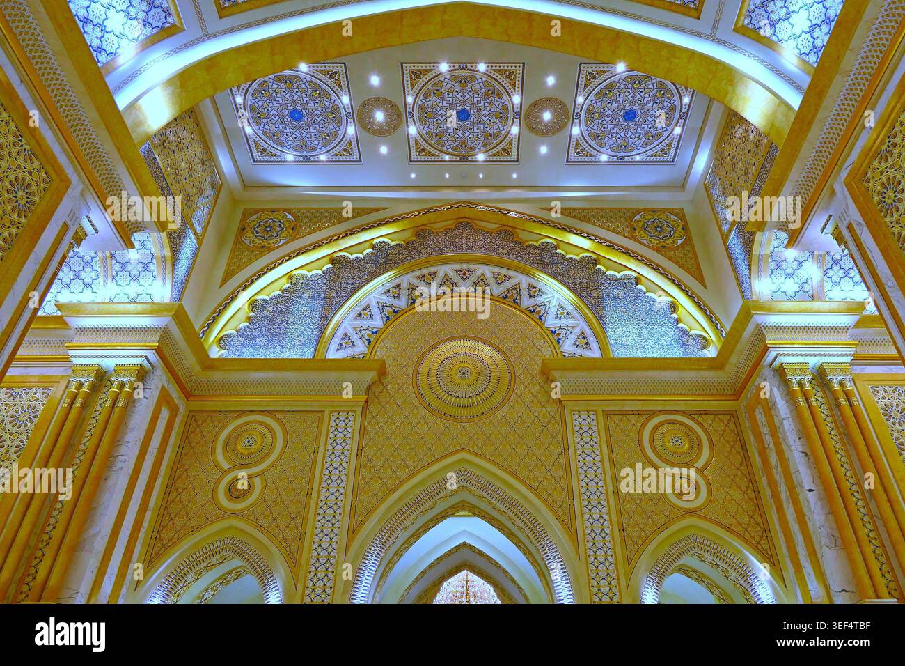 Abu Dhabi, VAE - 17. Dezember 2021: Luxuriöses goldenes Dekor im Inneren des Qasr Al Watan Palace Stockfoto