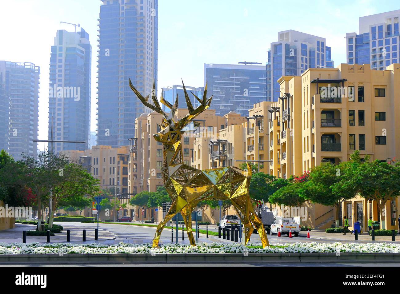 Straßendekoration in Form einer goldenen geometrischen Hirschskulptur mit reflektierenden Oberflächen in Dubai, VAE Stockfoto