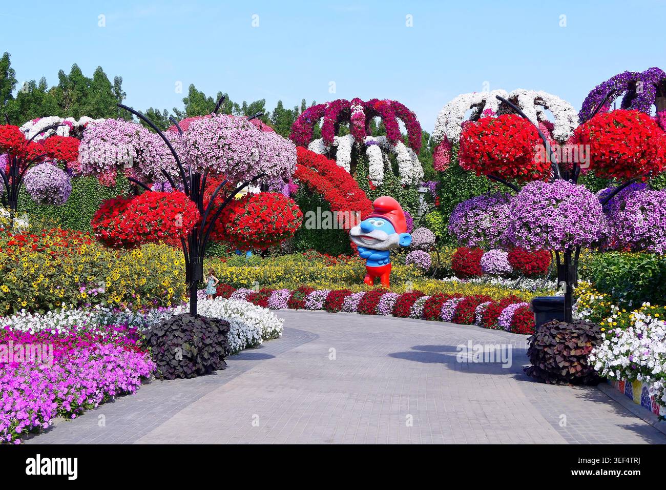 Eine Zwergfigur in einem märchenhaften Blumenwald im Miracle Garden in Dubai, VAE Stockfoto