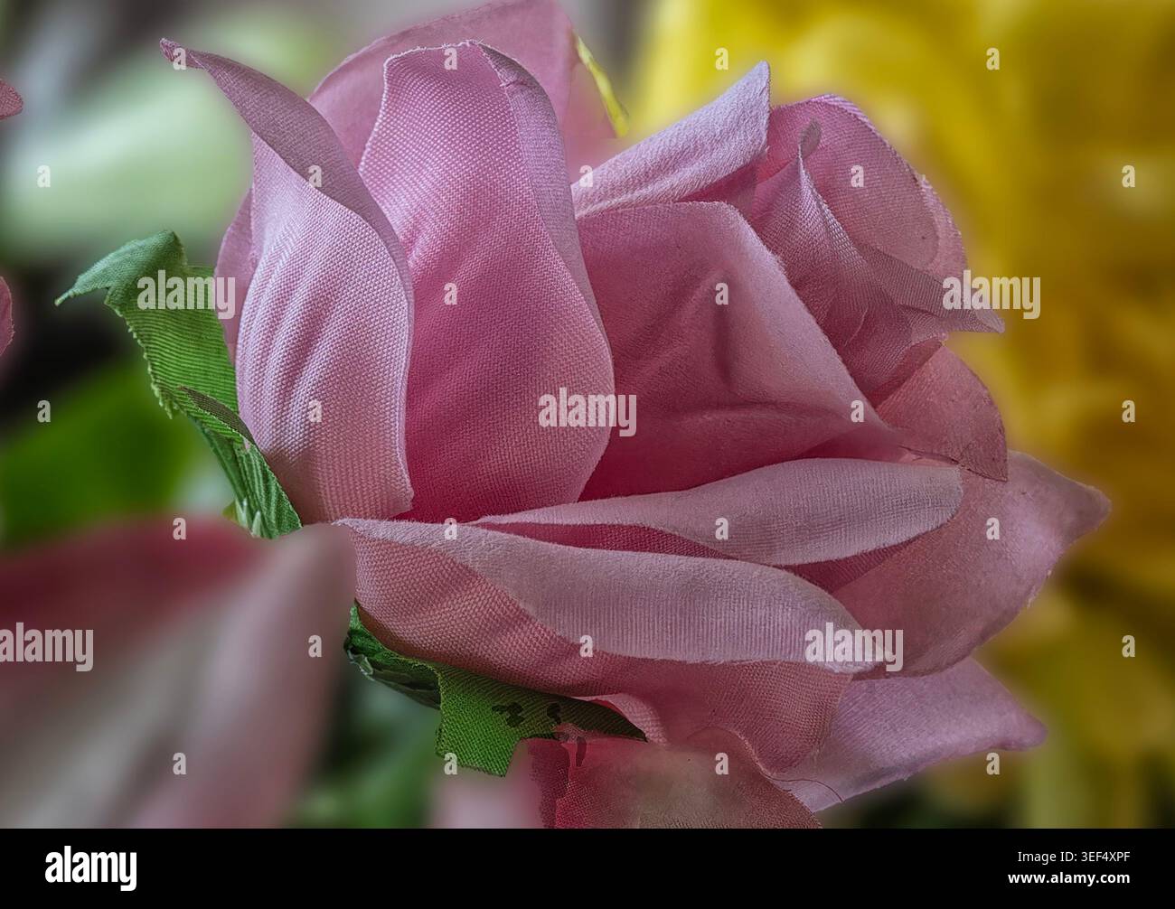 Eine künstliche Pflanze aus rosa Magnolien Stockfoto