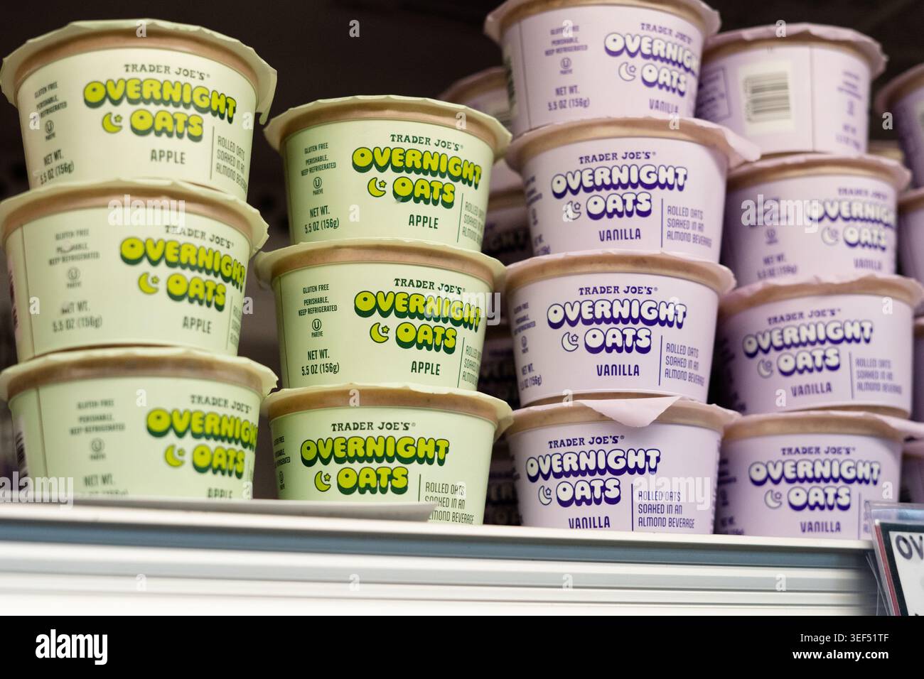 Trader Joes Overnight Oats Breakfast Haferprodukte Werden Im Regal Im Trader Joes Store Ausgestellt Stockfoto