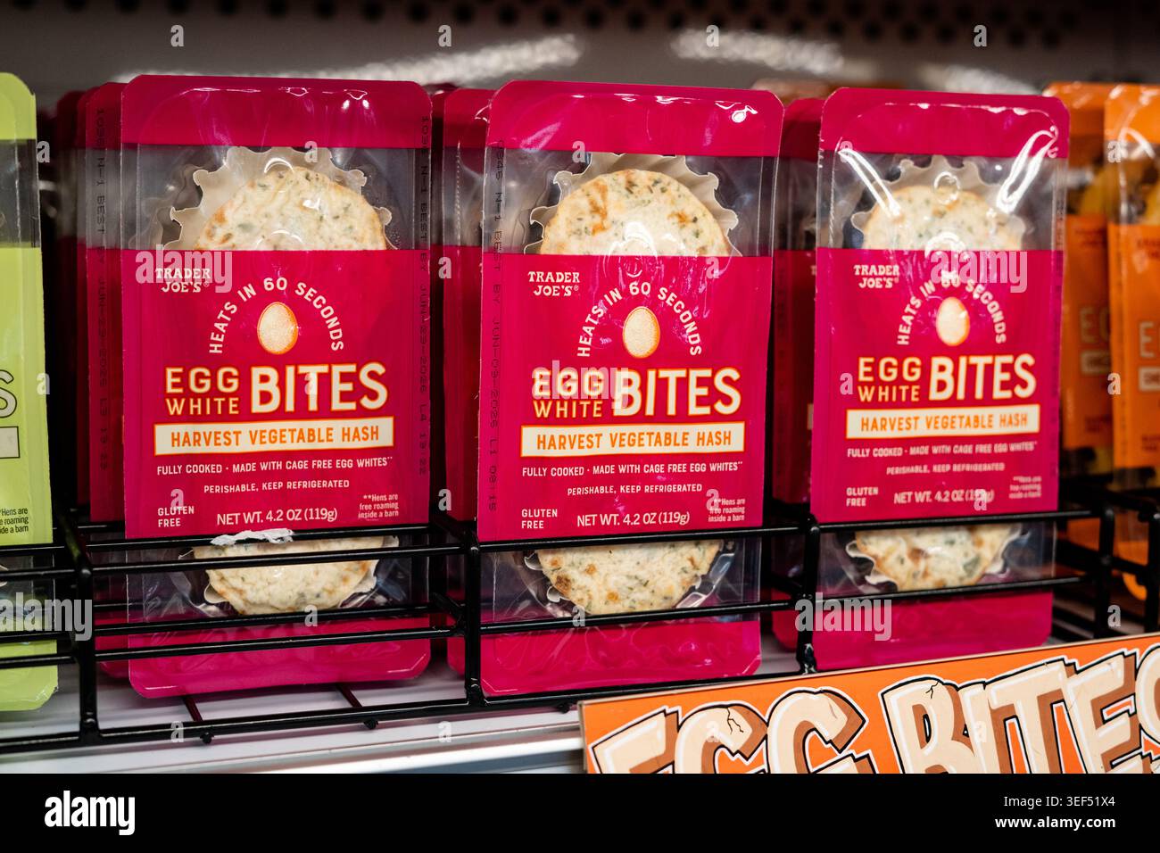 Trader Joes Egg Bites Protein Verpackt Frühstück Snack Produkte Im Regal Im Trader Joes Store Stockfoto