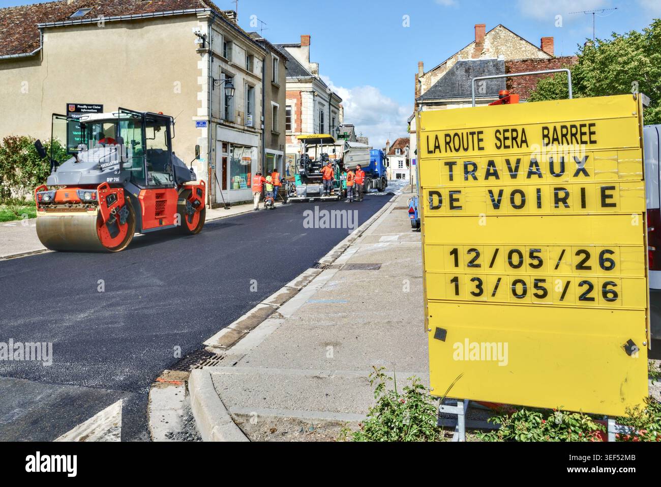 Temporäres Informationsschild, das die Verkehrsteilnehmer vor Verkehrsbeschränkungen während der Straßenbauarbeiten im Stadtzentrum warnt - Preuilly-sur-Claise, Indre-et-Loire (37), Frankreich Stockfoto