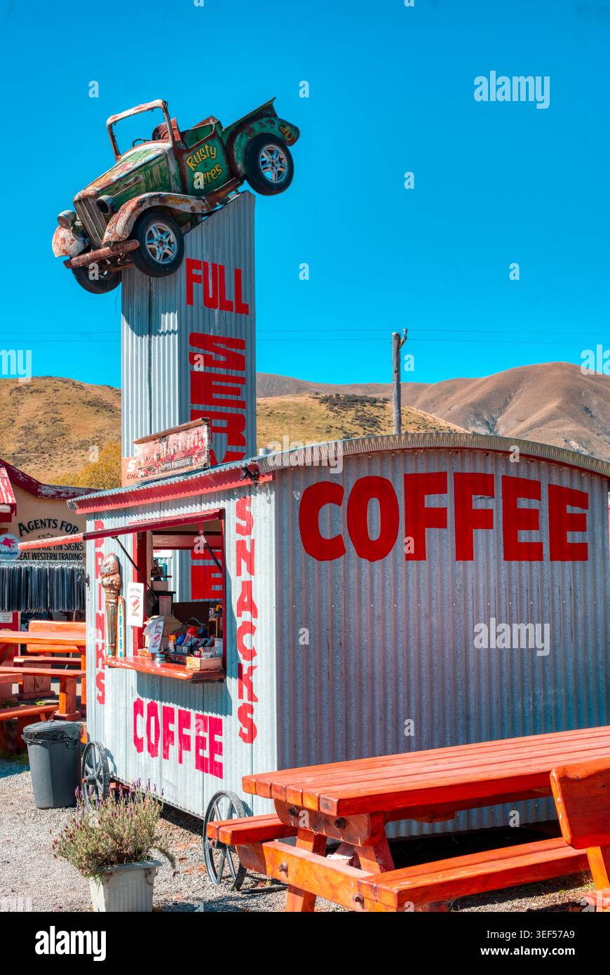 Ein Kaffeestopp mit einem Unterschied. Transport-Café in der Three Creeks Vintage Garage, Burkes Pass, Südinsel, Neuseeland Stockfoto
