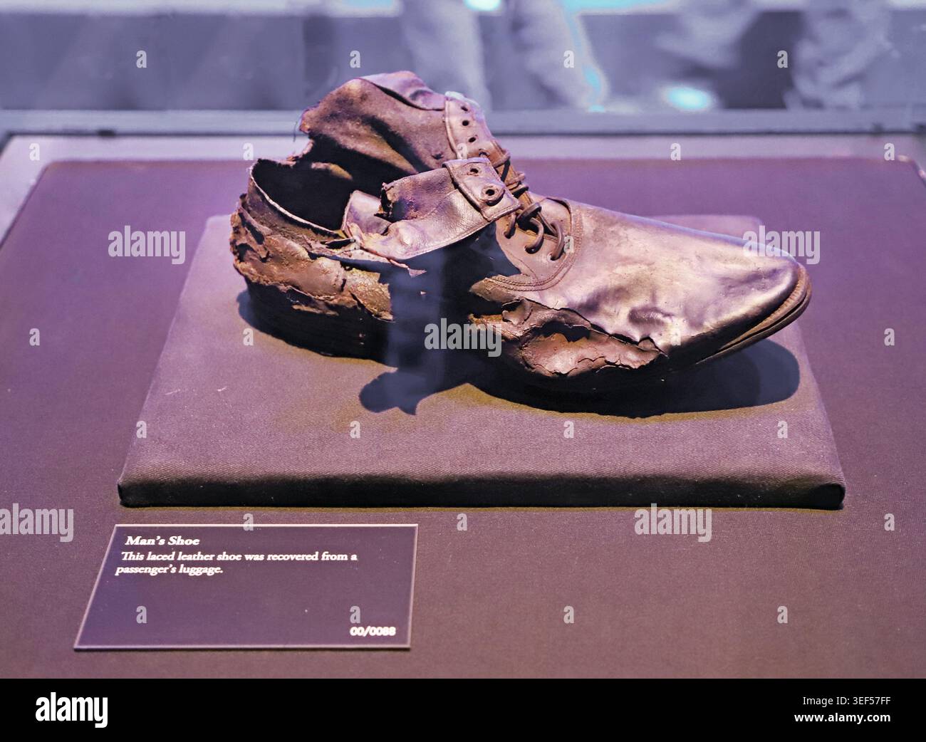 Artefakte aus der Titanic, ein Herrenschuh aus der White Star Lines RMS Titanic, versenkt nach einem Eisberg im Jahr 1912, der 1.500 Menschen getötet hat Stockfoto