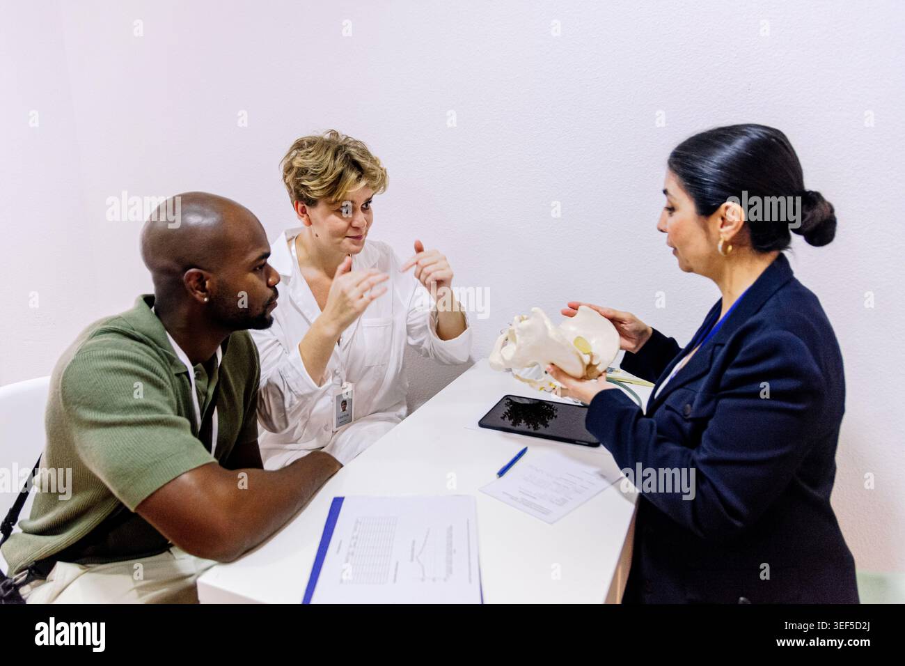 Gesundheitsteam diskutiert Anatomiemodell mit dem Patienten Stockfoto
