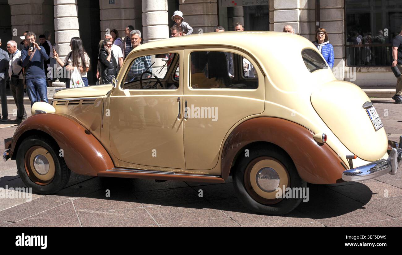 Rückansicht einer klassischen zweifarbigen Fiat 1100 Limousine in Beige und Braun bei der 30. Internationalen Oldtimer Auto Rally in Rijeka, Kroatien, 2. Mai 2026. Stockfoto