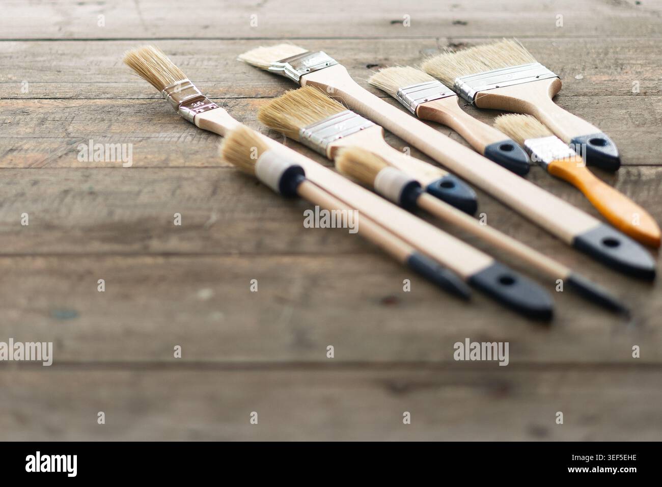 Pinsel auf rustikalem Holzhintergrund. Stockfoto