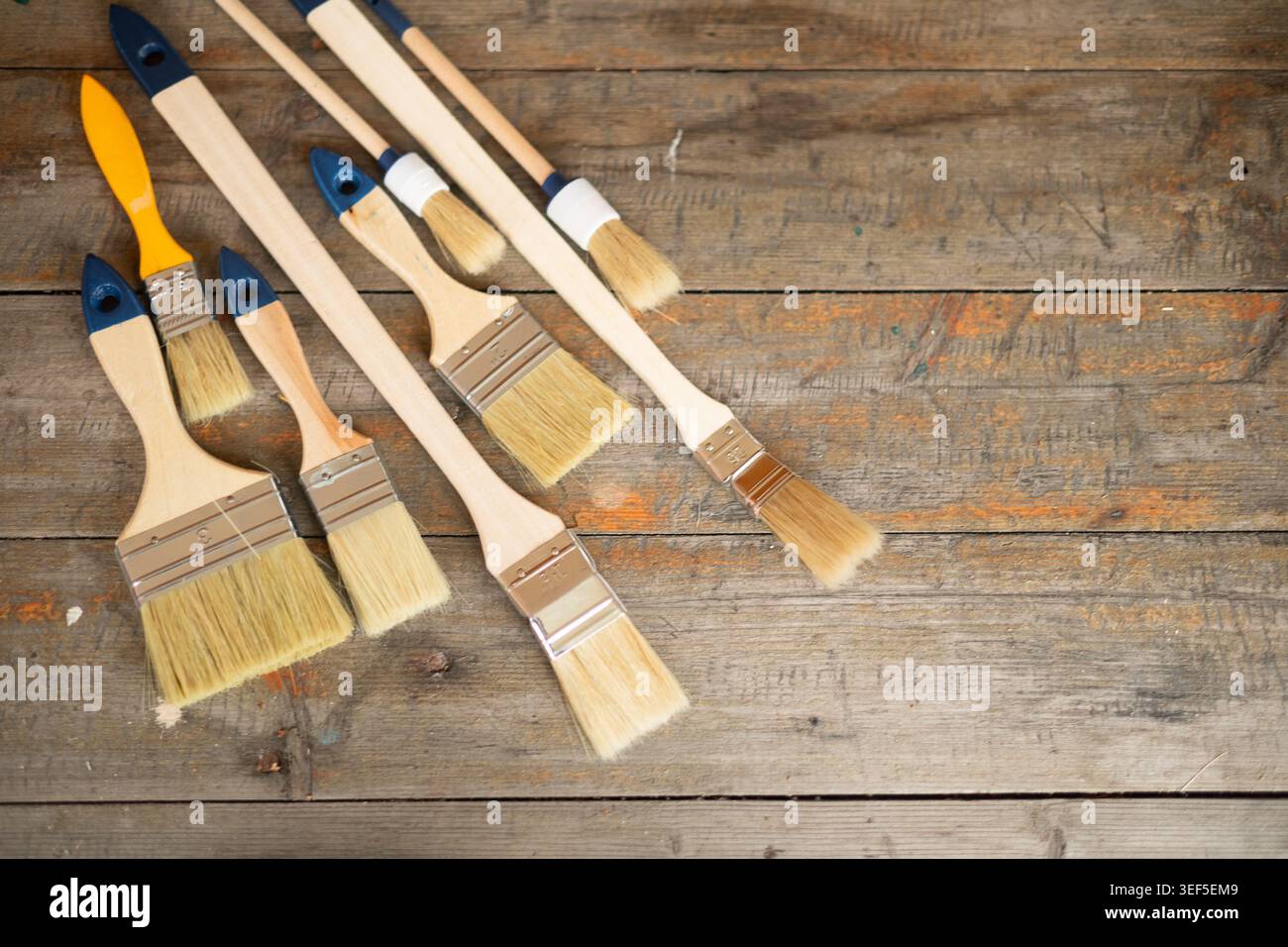 Pinsel auf rustikalem Holzhintergrund. Stockfoto