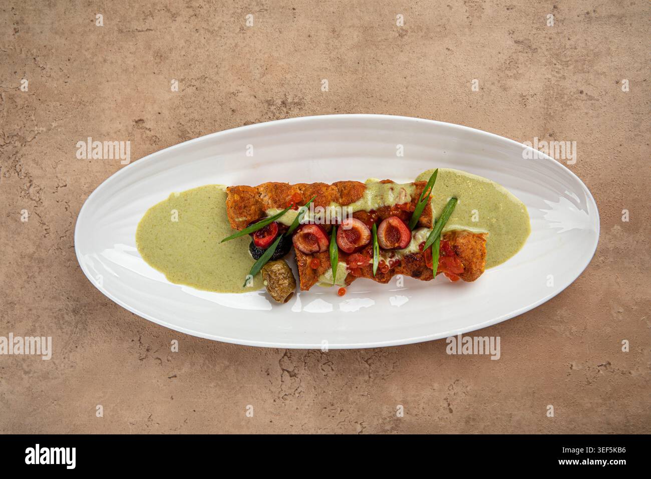 Gegrillter Fleischkebab mit Sauce und Gemüse Stockfoto