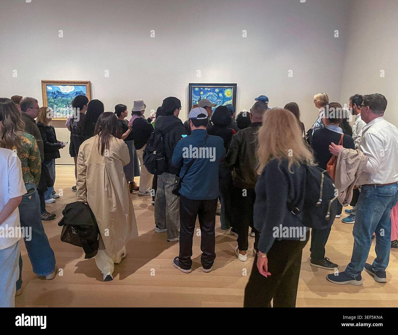 Vincent van Gogh Gemälde „Sternennacht“ im Museum of Modern Art in New York City, 2026, USA - Smartphone-aufgenommenes Stockfoto