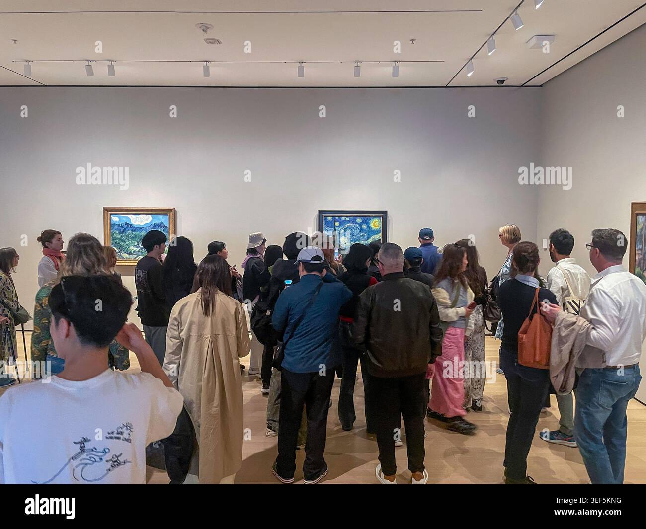 Vincent van Gogh Gemälde „Sternennacht“ im Museum of Modern Art in New York City, 2026, USA - Smartphone-aufgenommenes Stockfoto