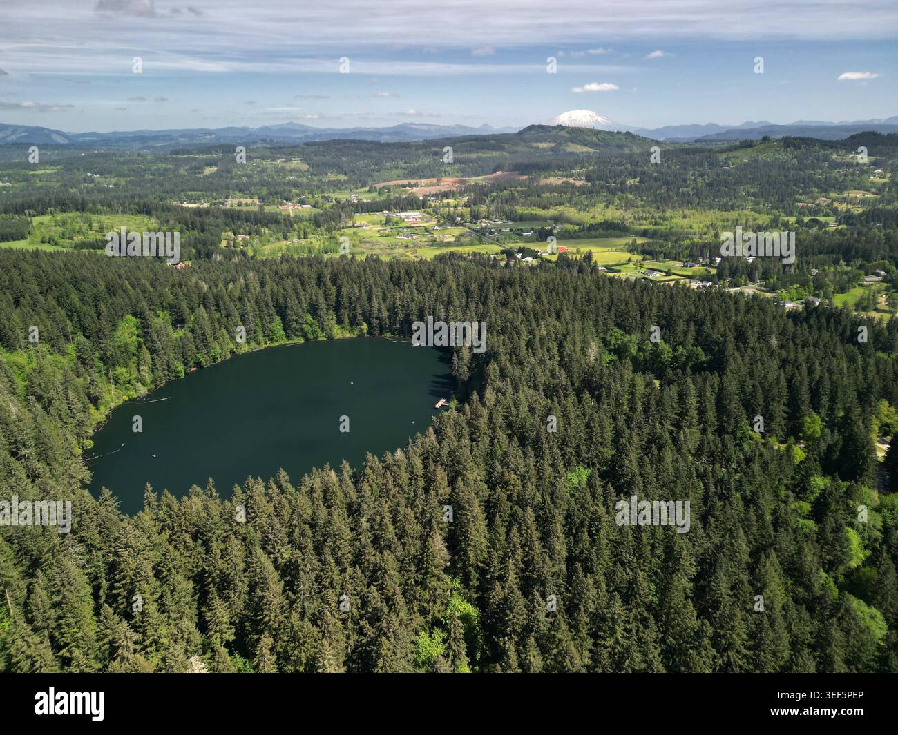 Luftaufnahme des Battleground Lake State Parks in Washington mit Blick auf den entfernten Mt. St. Helens Stockfoto