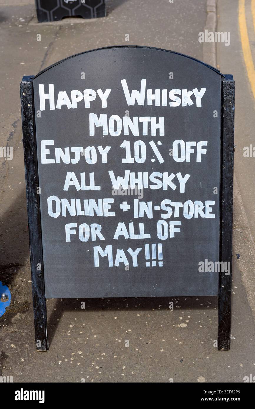 Melden Sie sich während des Whiskymonats Mai in Schottland, Großbritannien, an einer Straßenwerbung für „10 % off Scotch Whisky“ Stockfoto