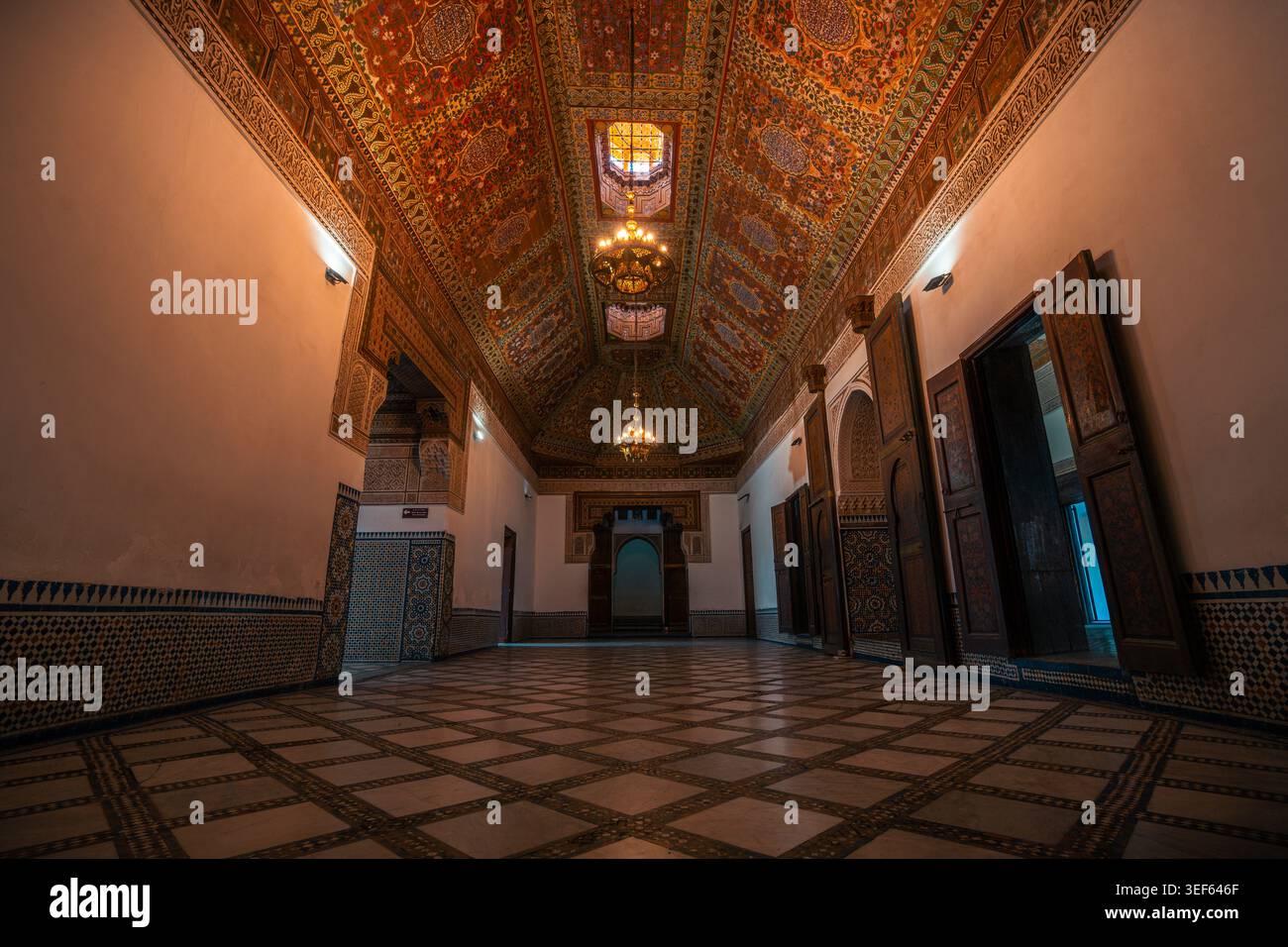 Luxuriöse marokkanische Einrichtung mit traditionellem Architekturdesign in Marrakesch. Stockfoto