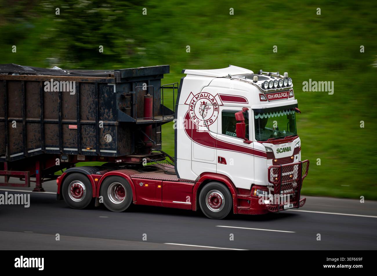 M H Transport, Scania LGV Zugmaschine V88 MHH Ziehen eines Kipperanhängers, M65 Autobahn, Altham, Lancashire, England Stockfoto