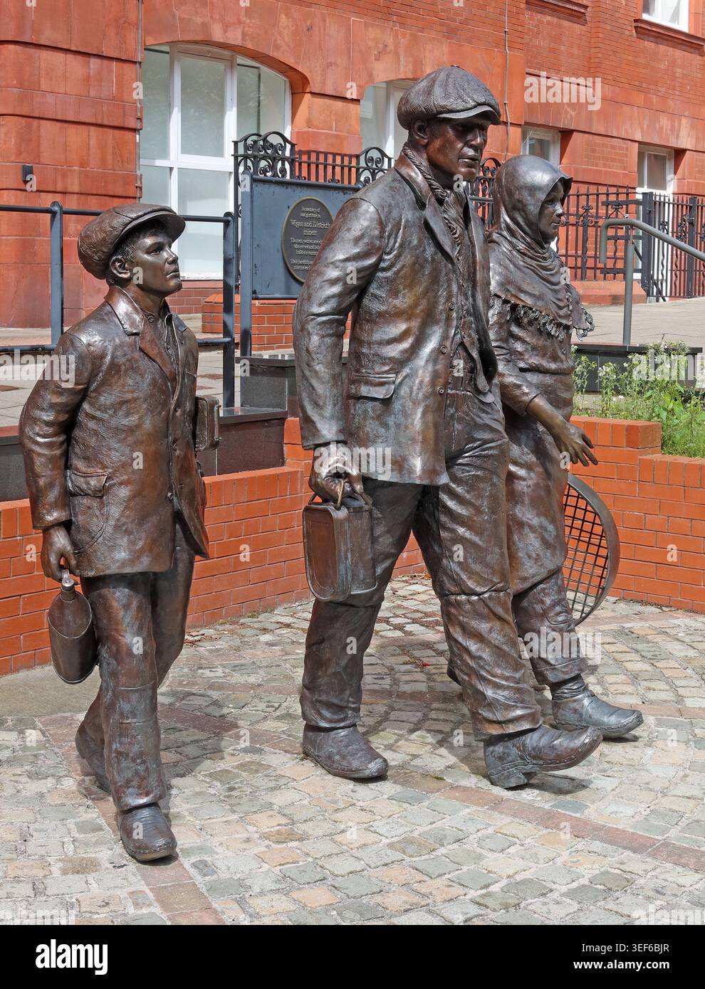 Wigan Mining Monument – Bergmann, eine Pit-Brow-Lass und ein junger Junge, Wigan, England, UK. Stockfoto