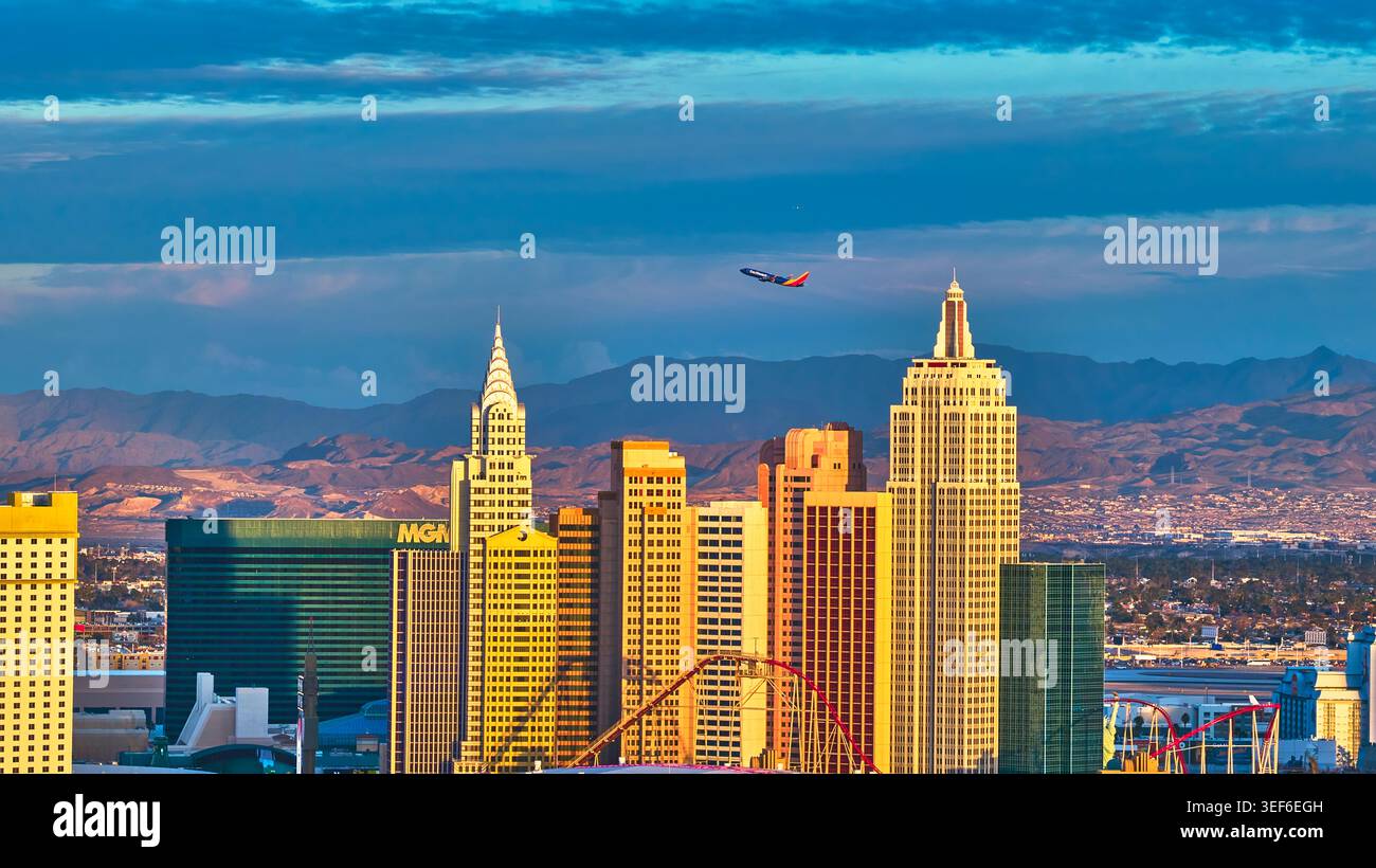 Skyline des Las Vegas South Strip mit New York New York und Flugzeug bei Sonnenuntergang Stockfoto