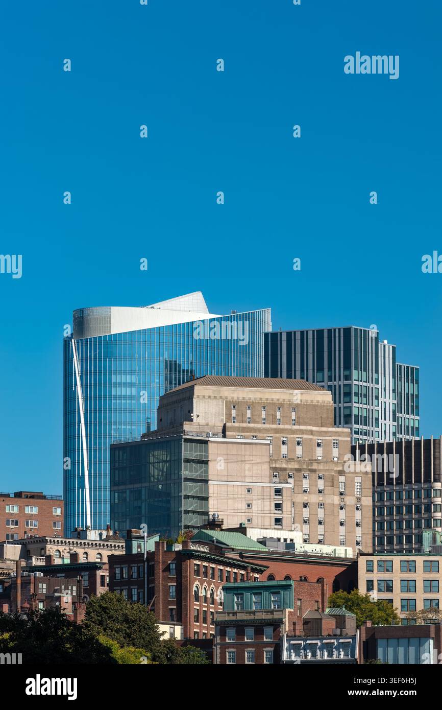 Dieser eklektische Blick auf die Innenstadt von Boston unterstreicht die städtische Dichte mit jahrhundertealten Backsteinfassaden und Mörserfassaden, die zeitgenössischen gegenübergestellt werden Stockfoto