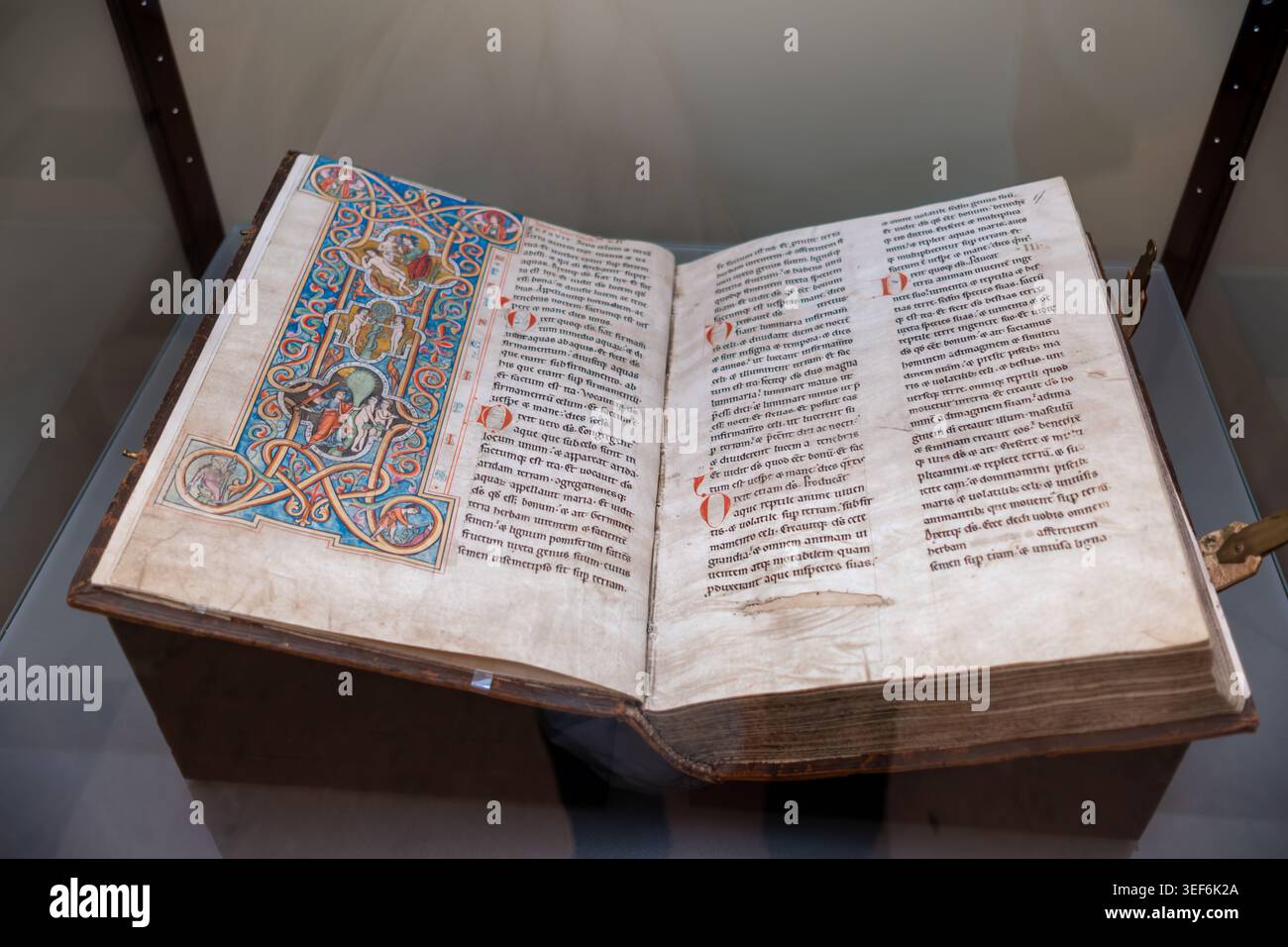 Beleuchtete Lilienfelder Bibel offen für Genesis mit historisierter Initialausgabe, mittelalterlicher Zisterzienserhandschrift, Österreichische Nationalbibliothek, Wien Stockfoto