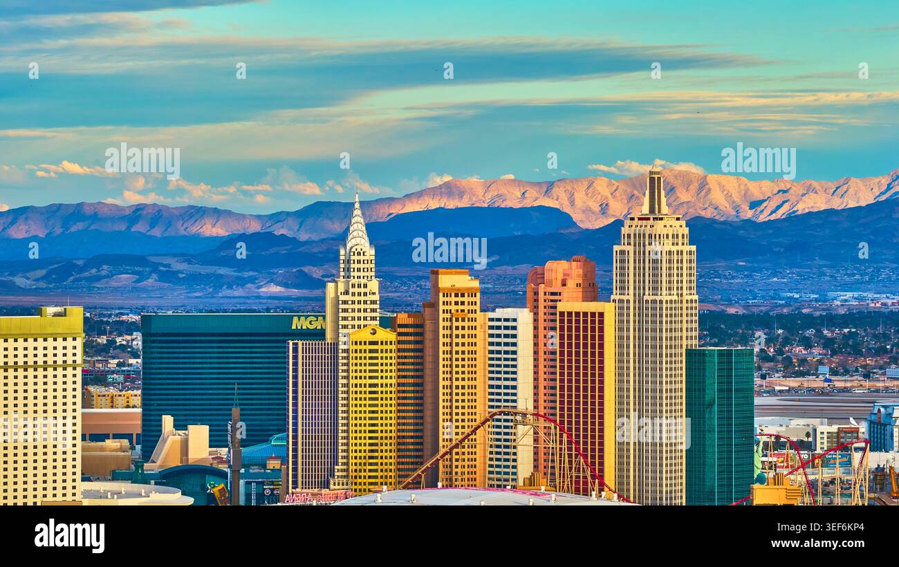 Las Vegas Strip New York New York Hotel Towers at Sunset mit Bergkulisse Stockfoto