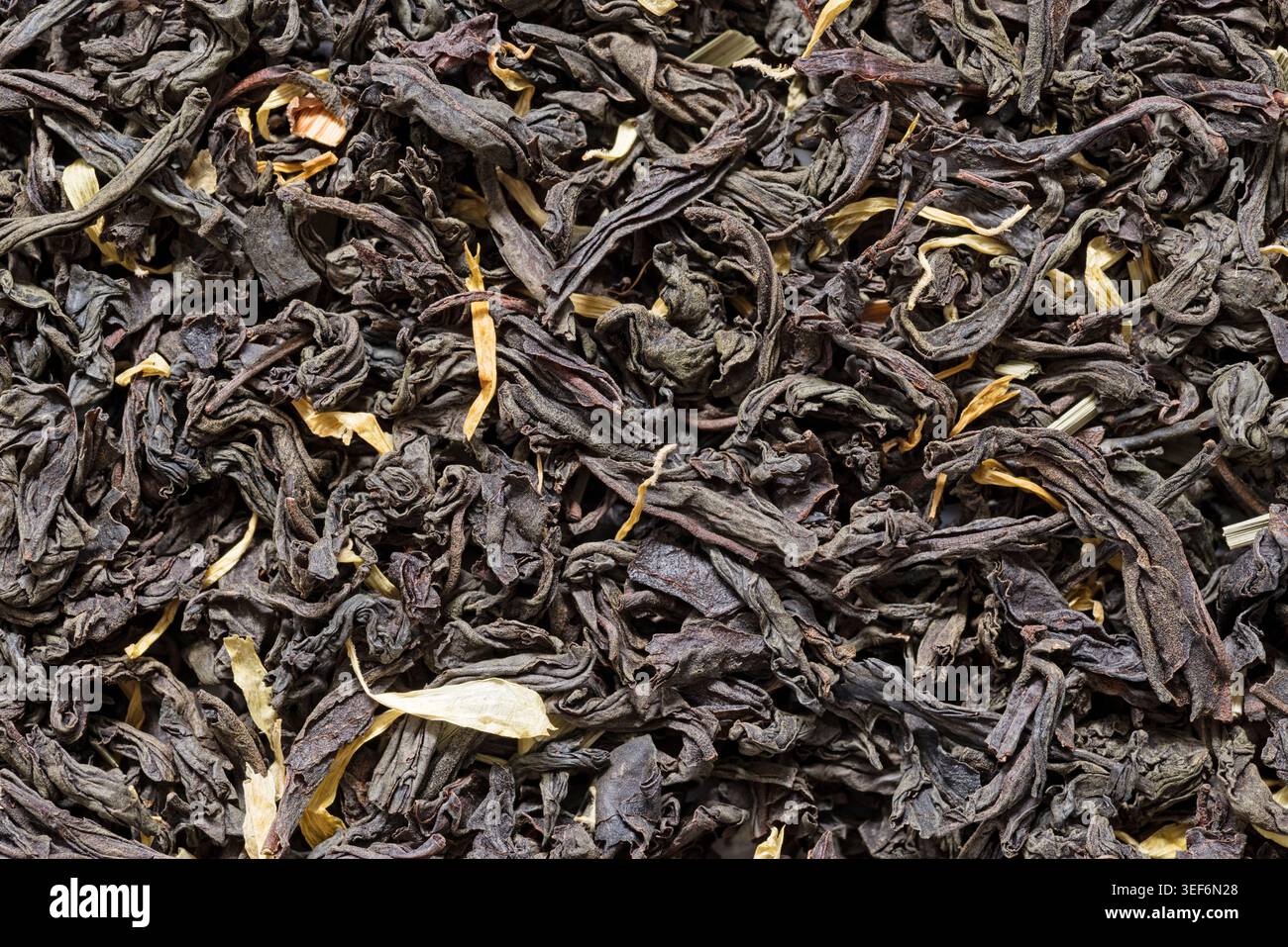 Makrobild eines aromatisierten schwarzen Blattes mit Zitrusfrüchten und Zitronengras Stockfoto