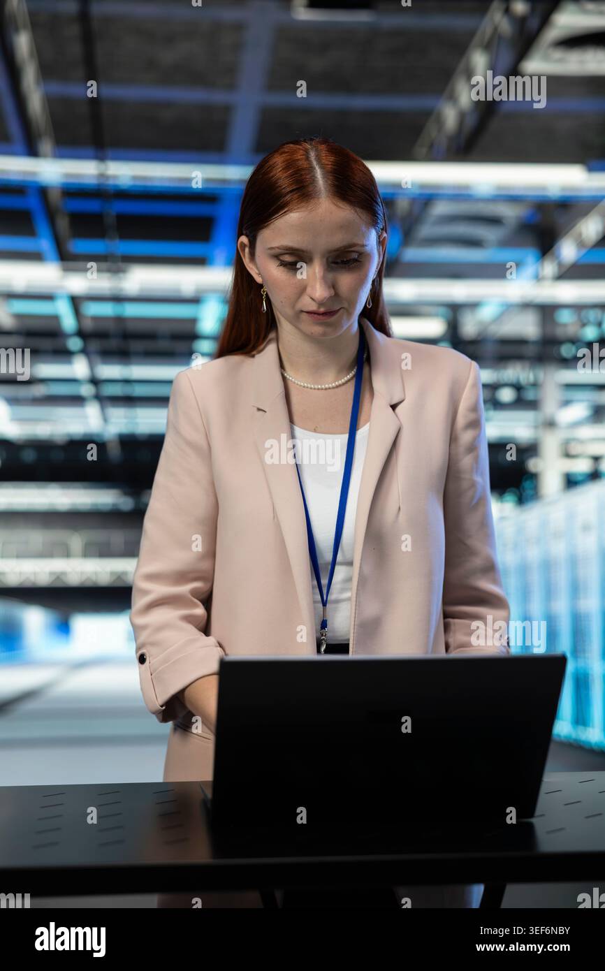 Cybersecurity-Spezialist für Rechenzentren, der Schutz vor Bedrohungen durch Netzwerk-Malware bereitstellt. Techniker im Serverraum prüfen Systeme auf Anfälligkeiten und Computerfehler Stockfoto