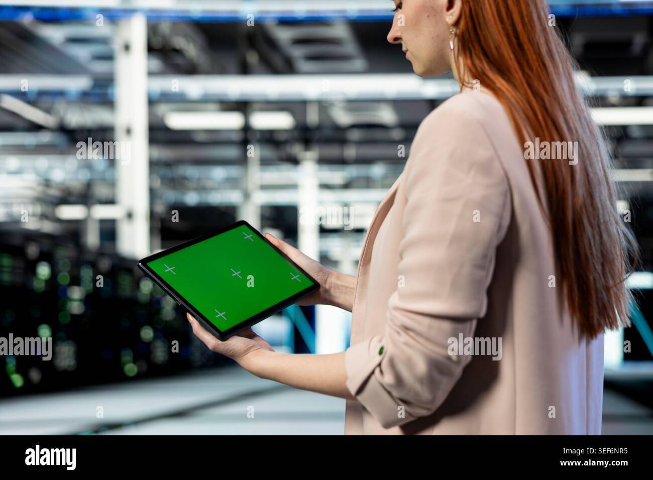 Tablet mit grünem Bildschirm, das von Data Center-Managern verwendet wird, die Schutz vor Netzwerkbedrohungen bereitstellen. Mitarbeiter der Cybersicherheitsabteilung auf Serverfarm prüfen Systeme mit Chroma Key-Gerät auf Computerfehler Stockfoto