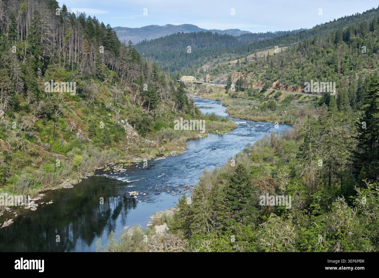 Der Rogue River in Oregon unterhalb des Hellgate Canyon mit niedrigen Frühlingsströmen Stockfoto
