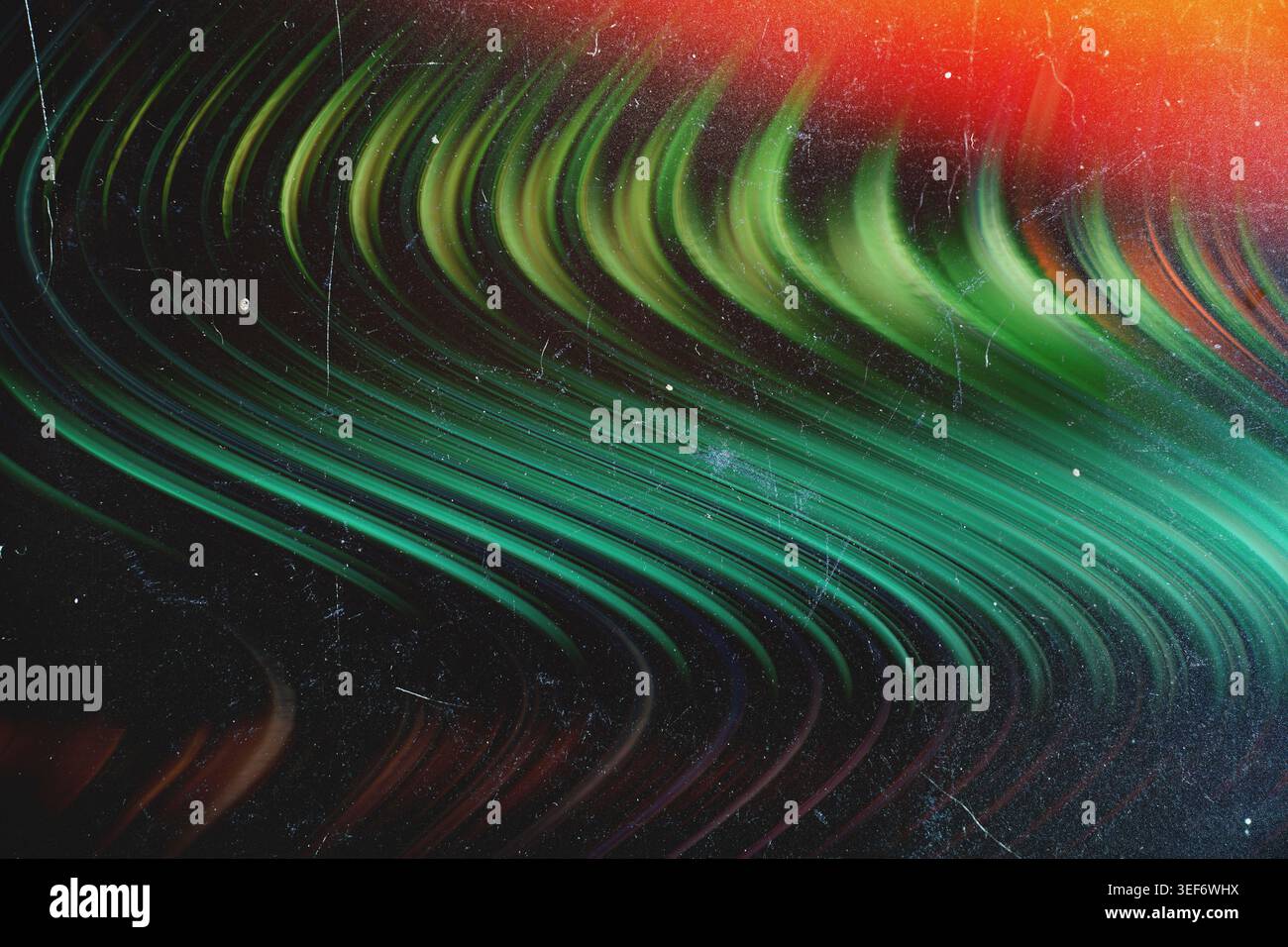 Dynamische grüne und rote verzerrte Lichtwellen mit Retro-VHS-Glitch- und Staubeffekt Stockfoto