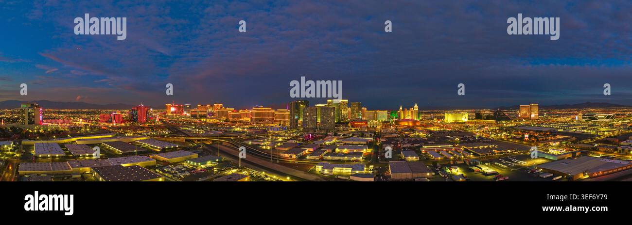 Panorama des Las Vegas Strip bei Nacht mit Lichtern in der Innenstadt und der Stadt Stockfoto