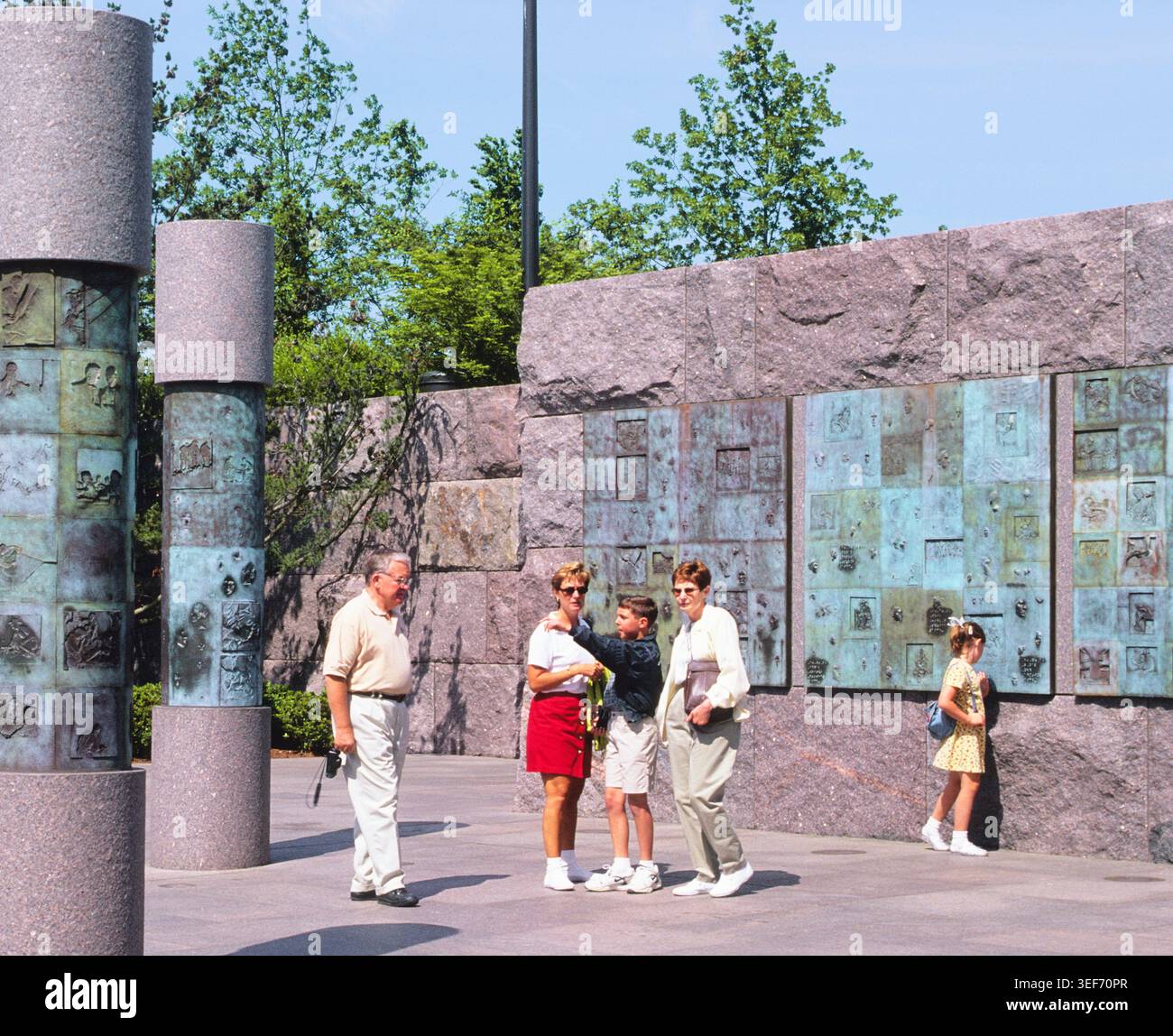 Washington DC, USA Franklin Delano Roosevelt Memorial Sculpture : Social Programs New Deal Programs Memorial Bronze Panels The National Mall. Gedenkstätte Stockfoto