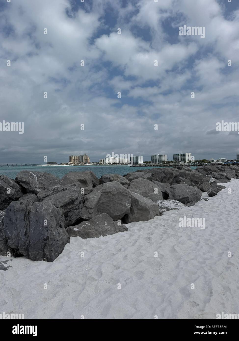 Felsige Stege mit Blick auf das Hafenwasser am East Pass Destin Florida - Smartphone-aufgenommenes Stockfoto