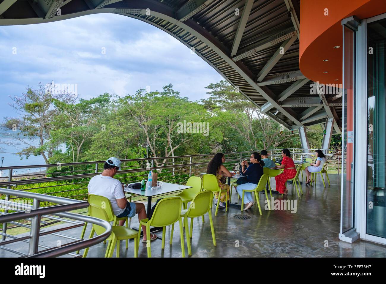Besucher im Biomuseo Café, Biodiversitätsmuseum, Panama City, Panama Stockfoto