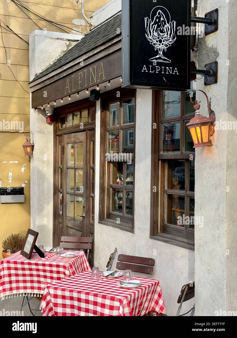 Alpina Restaurant in Downtown Greenport, NY Stockfoto