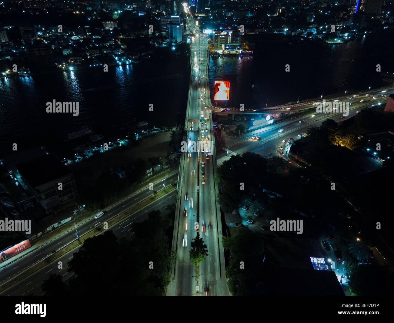 Nächtliche Luftaufnahme des Brücken- und Wasserstraßenverkehrs in Lagos, Nigeria Stockfoto