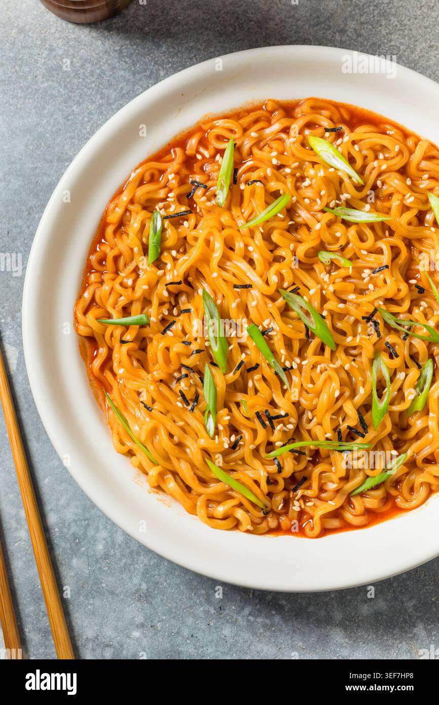Scharfe Instant Ramen Nudeln in einer Schüssel mit Zwiebeln Stockfoto