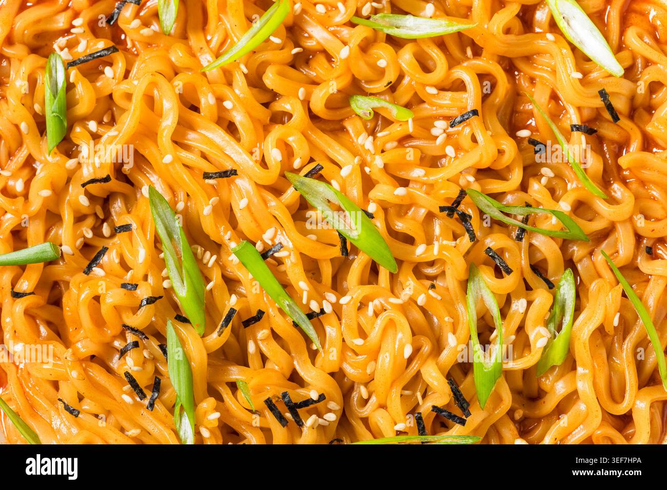 Scharfe Instant Ramen Nudeln in einer Schüssel mit Zwiebeln Stockfoto