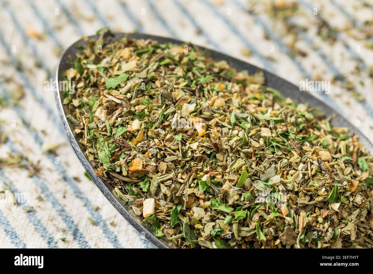 Trockene italienische Kräuter und Gewürze aus biologischem Anbau in einem Löffel Stockfoto