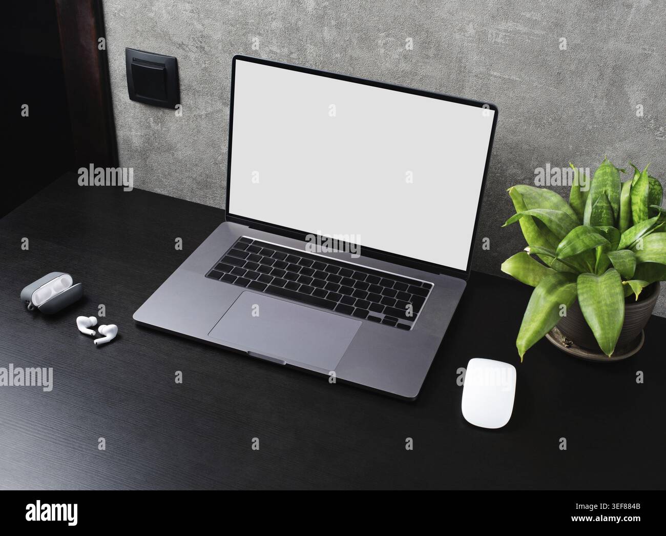 Online-Arbeitskonzept. Bürobedarf und Gadgets. Responsive Konstruktionsvorlage Stockfoto