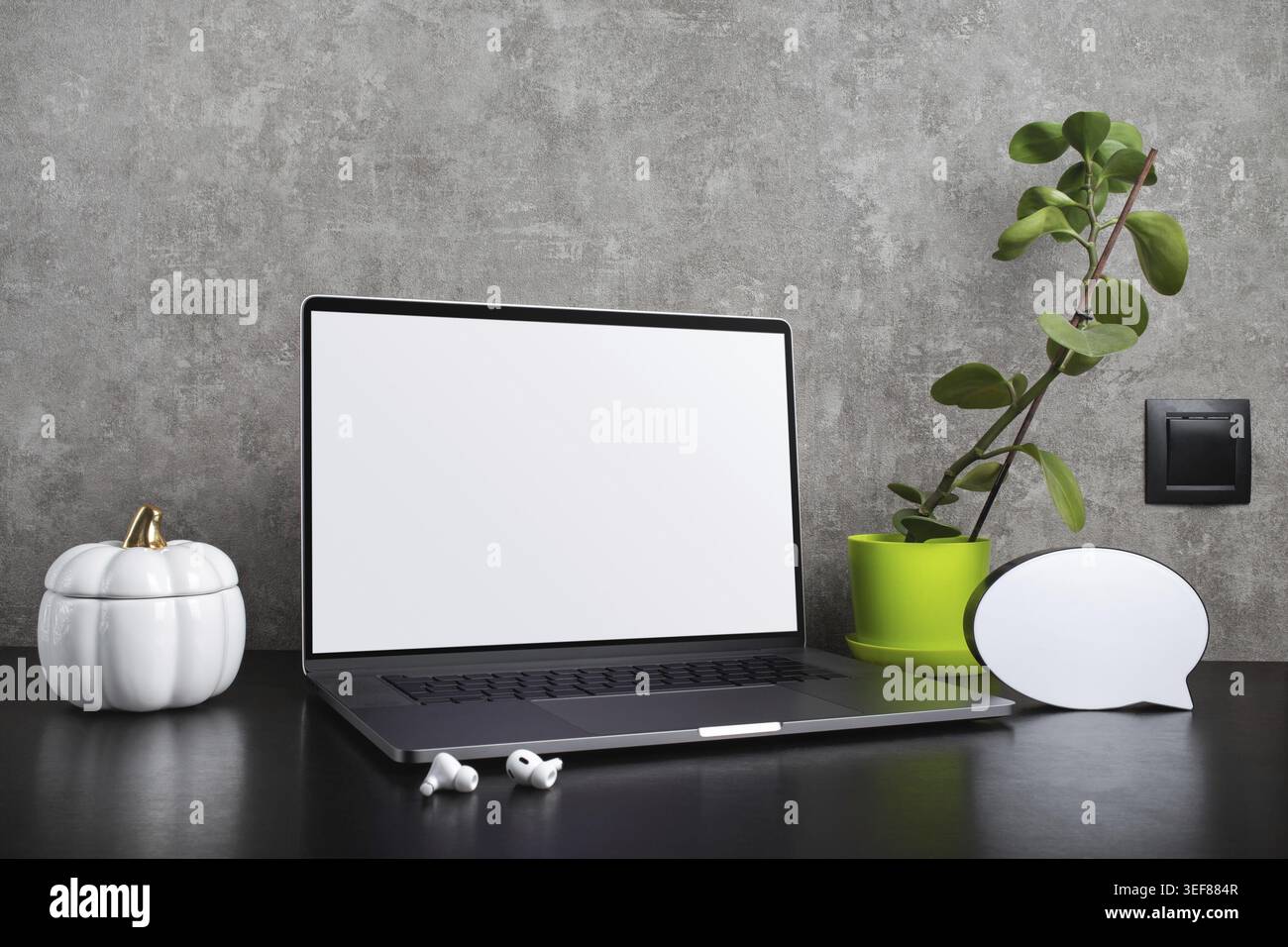 Laptop mit leerem Bildschirm und Bürozubehör. Vorlage für Branding-Design Stockfoto