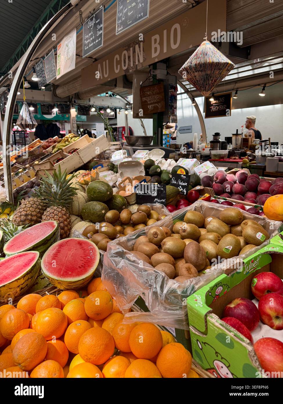 Pariser Lebensmittelmarkt mit frischem Bio-Obst im Marché des Enfants Rouges Stockfoto