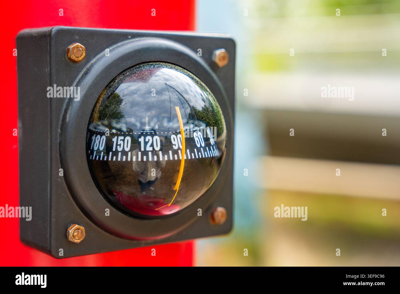 Nahaufnahme des Neigungsmessers im Nationalpark Jasmund auf der Insel Rügen. Technische Überwachungseinrichtung mit Winkelanzeiger Stockfoto