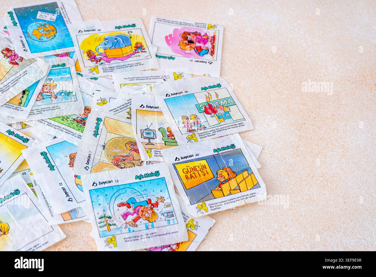 Fragen Sie Melegi - Love Angel - Gummipackungen romantische Zitate auf Türkisch. Vintage Love Is Gum Baycan Wrappers Collection Einsätze Kaugummi. Ukraine, Kiew - 14. Mai 2025. Stockfoto
