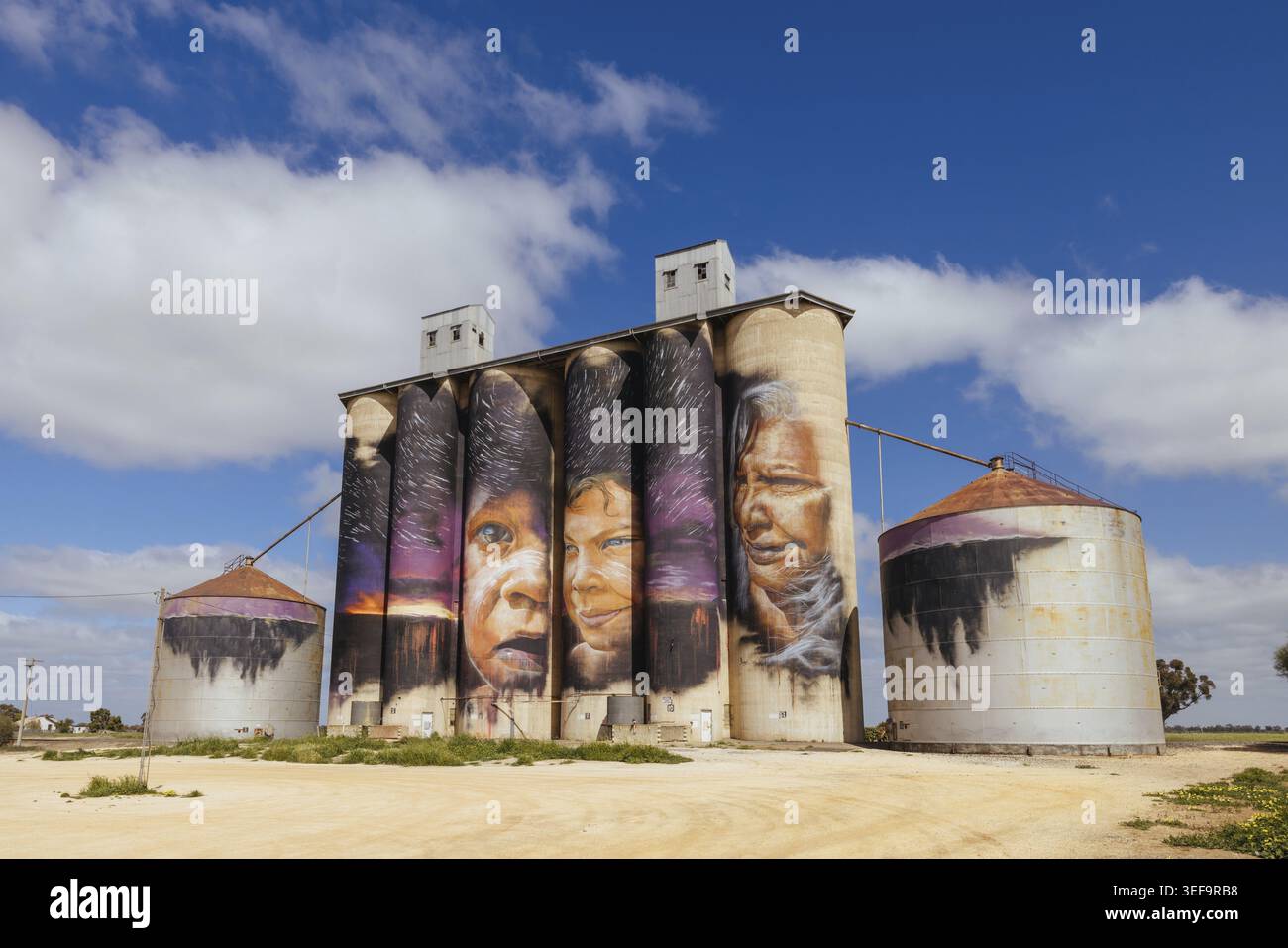 SHEEP HILLS, AUSTRALIEN - 27. SEPTEMBER 2025: GrainCorp Sheep Hills Silo Art Silo Art Wandgemälde auf dem Silo Art Trail an einem sonnigen Frühlingstag in der Wimmera Malle Stockfoto
