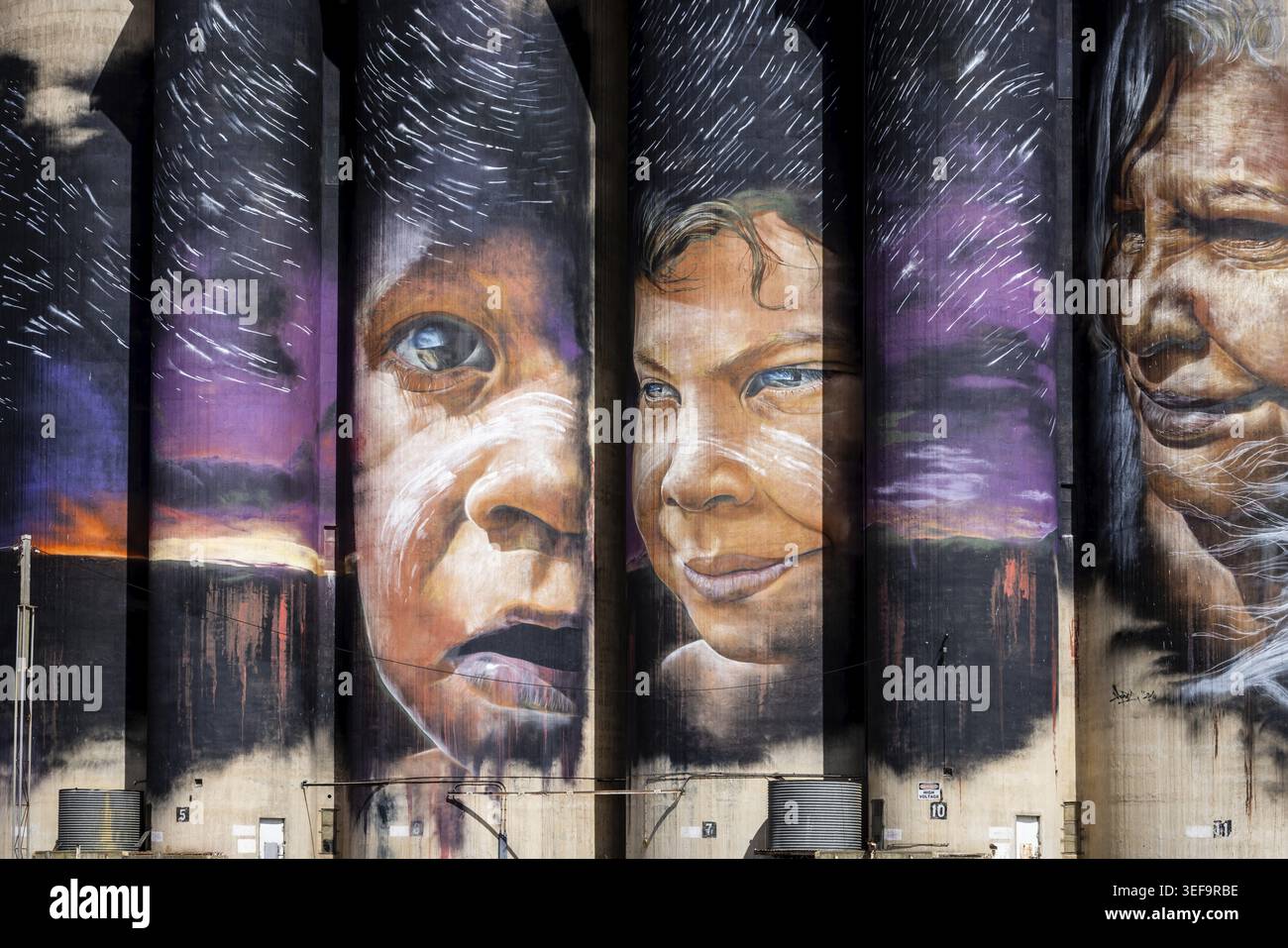 SHEEP HILLS, AUSTRALIEN - 27. SEPTEMBER 2025: GrainCorp Sheep Hills Silo Art Silo Art Wandgemälde auf dem Silo Art Trail an einem sonnigen Frühlingstag in der Wimmera Malle Stockfoto