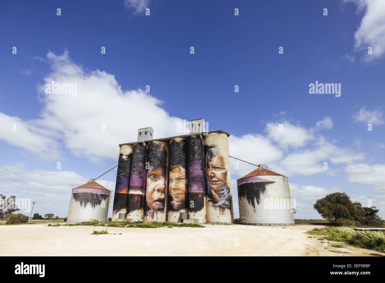 SHEEP HILLS, AUSTRALIEN - 27. SEPTEMBER 2025: GrainCorp Sheep Hills Silo Art Silo Art Wandgemälde auf dem Silo Art Trail an einem sonnigen Frühlingstag in der Wimmera Malle Stockfoto
