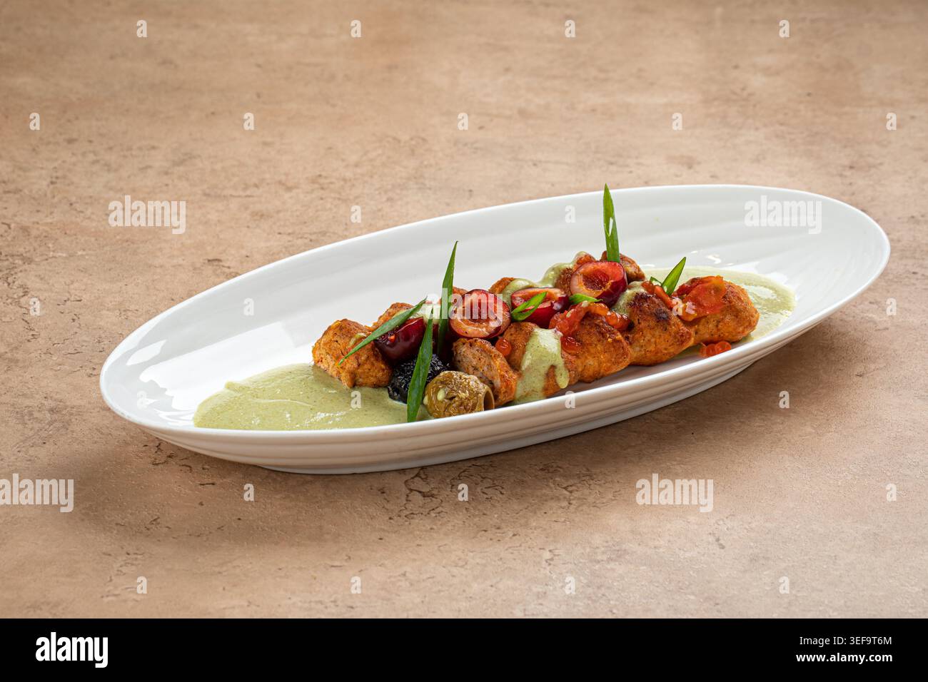 Gegrillter Fleischkebab mit Sauce und Gemüse Stockfoto